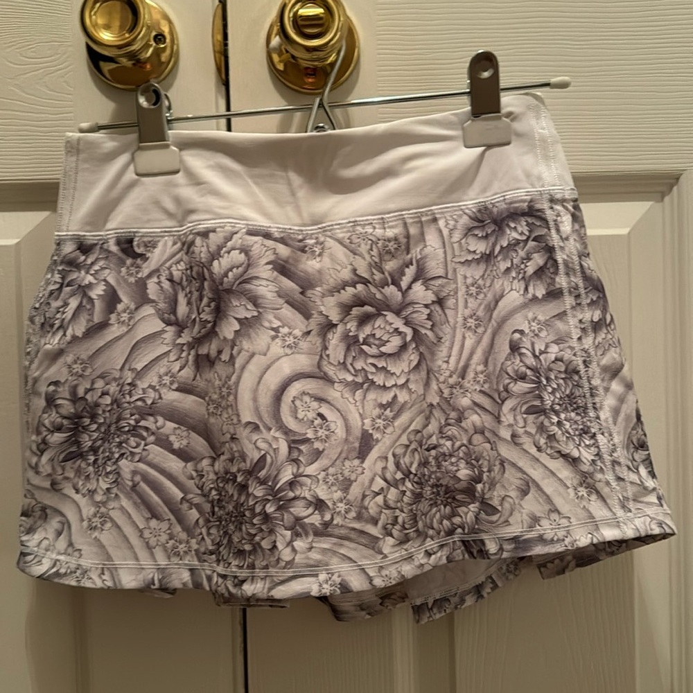 Size 6 Lululemon tennis skirt